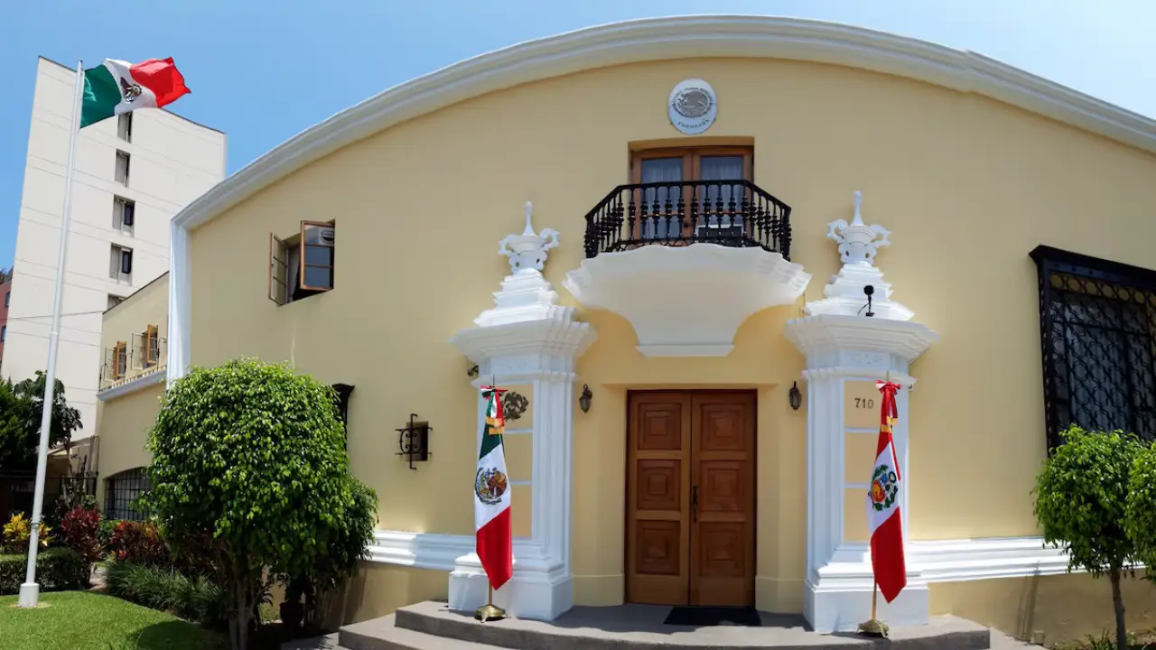 El embajador mexicano en Lima se rodea de medidas de seguridad excepcionales para evitar la huida de Keiko Fujimori, ex primera ministra peruana sospechosa de corrupción.