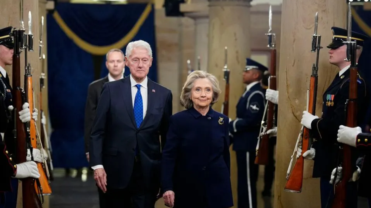 "La paradoja de los poderosos: ¿la influencia política oculta detrás del testimonio de los Clinton en el caso Epstein?"